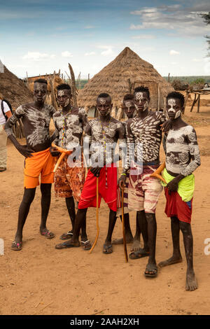 Etiopia, Sud Omo, Kolcho village, decorato tradizionalmente Karo uomini tribali Foto Stock