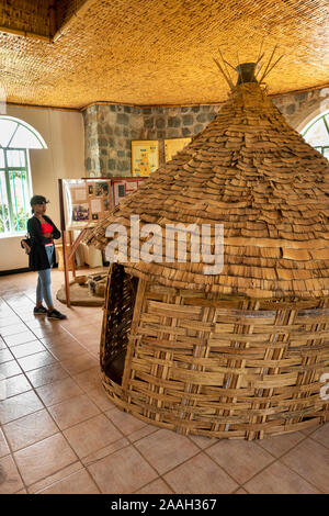 Etiopia, Sud Omo, Jinka, Sud Omo Research Center, il museo interno, tessuti hut display Foto Stock