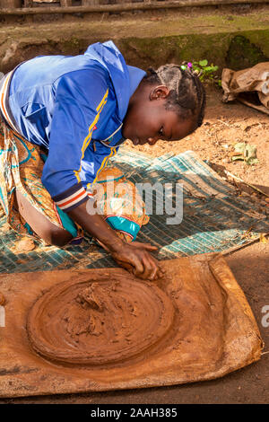 Etiopia, Sud Omo, Jinka, Yenegrew cucire Aari village, potter rendendo injera piastra di cottura Foto Stock