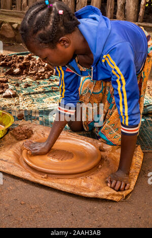 Etiopia, Sud Omo, Jinka, Yenegrew cucire Aari village, potter rendendo injera piastra di cottura Foto Stock