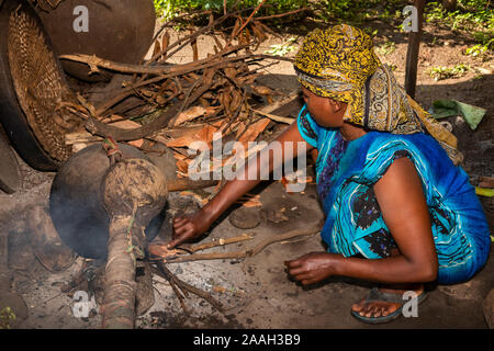 Etiopia, Sud Omo, Jinka, Yenegrew cucire Aari Village, Donna con home realizzato rendendo ancora araki spirito alcolico Foto Stock