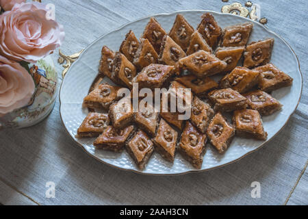 Tradizionale vacanze Azerbaigian Nowruz cookies baklava sulla piastra bianca. Foto Stock