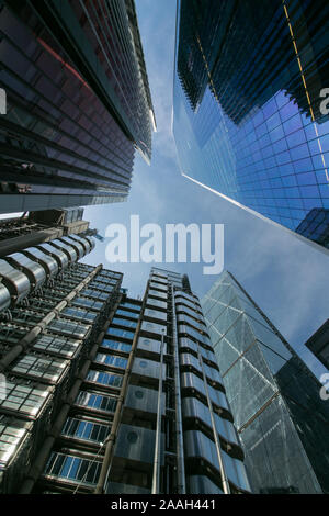 Guardando in alto tra il Lloyds Building e l'edificio Willis Towers Watson nella City di Londra Foto Stock