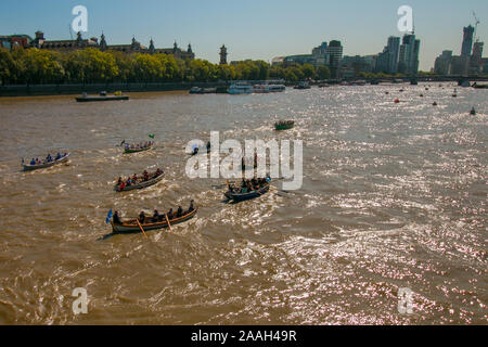 Squadre nel grande fiume gara 2019 passando fino fiume sotto il Westminster Bridge Foto Stock