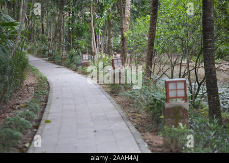 Percorso di pietra per passeggiate nel parco lungo il canale con lanterne illuminazione Foto Stock