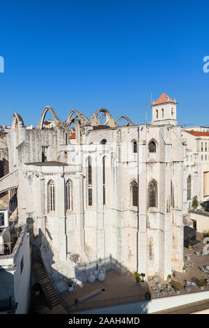 Rovine del medievale Convento do Carmo (Carmo convento) a Lisbona, Portogallo, in una giornata di sole in estate. Foto Stock