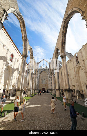 I turisti a resti della medievale Convento do Carmo (Carmo convento) a Lisbona, Portogallo, in una giornata di sole in estate. Foto Stock