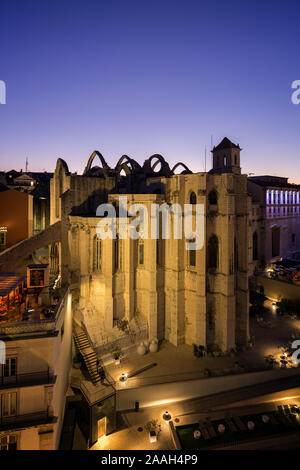 Rovine del medievale Convento do Carmo (Carmo convento) a Lisbona, Portogallo, la sera. Foto Stock