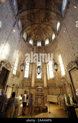 I turisti alla esposizione in Carmo Museo Archeologico presso il medievale Convento do Carmo (Carmo convento) a Lisbona, Portogallo. Foto Stock