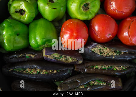 Melanzane sono ripiene di carne di agnello e riso. In Turchia, questo piatto viene chiamato Patlican dolmasi. melanzana riempimento . Melanzane ripiene nella caldaia . Foto Stock