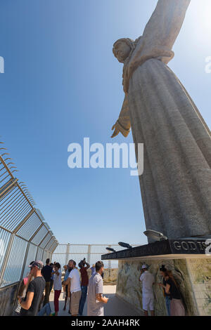 I turisti presso il Santuario di Cristo Re (Santuario de Cristo Rei). Si tratta di un monumento di Cattolica di Gesù Cristo in Almada, Portogallo. Foto Stock