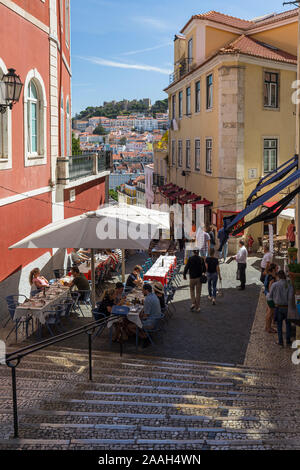 Persone cenare al fresco presso Calcada do Duque, ciottolosi strada pedonale che collega Bairro Alto e Rossio a Lisbona, Portogallo, in una giornata di sole. Foto Stock