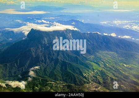 Kota Kinabalu peak dietro le nuvole nel Borneo, Malaysia Foto Stock