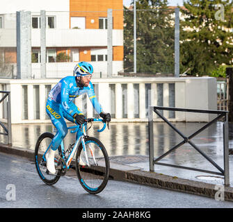 Meudon, Francia - 4 Marzo 2018: il ciclista francese Julien EL FARES di Delko-Marseille Provence-team KTM riding durante Parigi-nizza 2018. Foto Stock