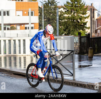 Meudon, Francia - 4 Marzo 2018: il ciclista italiano Jacopo Guarnieri del Team Groupama-FDJ cavalcare durante Parigi-nizza 2018. Foto Stock