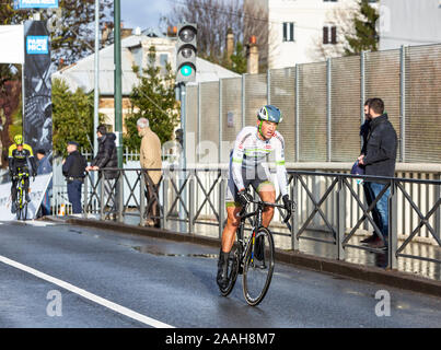 Meudon, Francia - 4 Marzo 2018: il ciclista francese Kevin Ledanois del Team di equitazione Fortuneo-Samsic durante Parigi-nizza 2018. Foto Stock