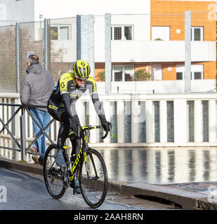 Meudon, Francia - 4 Marzo 2018: il ciclista australiano Mathew Hayman del Team di equitazione Mitchelton-Scott durante Parigi-nizza 2018. Foto Stock