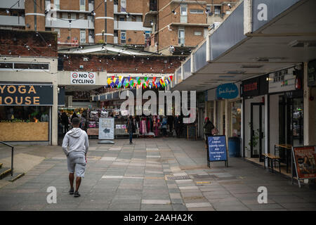 London, Regno Unito - Ottobre 2019 : residente locale camminando sulla piazza nel centro di Catford a Lewisham Foto Stock