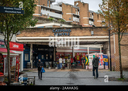 London, Regno Unito - Ottobre 2019 : i residenti locali a piedi sulla piazza nel centro di Catford a Lewisham Foto Stock