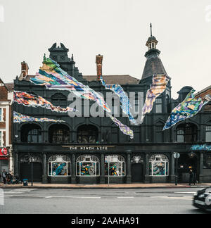 London, Regno Unito - Ottobre 2019 : Punto di riferimento colorato la nona vita pub, multi-monolocale, multi-sede livellato nel centro Catford a Lewisham Foto Stock