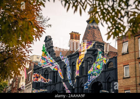 London, Regno Unito - Ottobre 2019 : Punto di riferimento colorato la nona vita pub, multi-monolocale, multi-sede livellato nel centro Catford a Lewisham Foto Stock