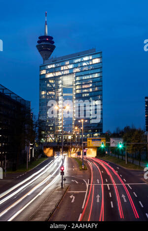 Ingresso del tunnel Rheinufer davanti al Stadttor a Dusseldorf. Foto Stock