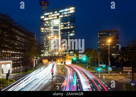 Ingresso del tunnel Rheinufer davanti al Stadttor a Dusseldorf. Foto Stock