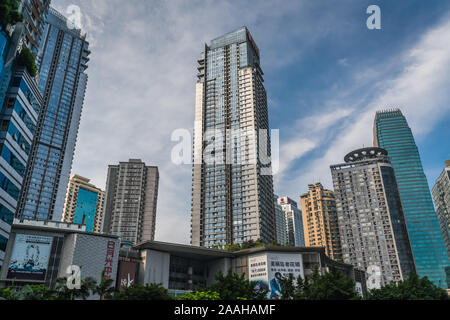 Chongqing Cina - Agosto 2019 : moderno business e commerciale di edifici nel quartiere Jiefangbei nel centro della città di Chongqing Foto Stock