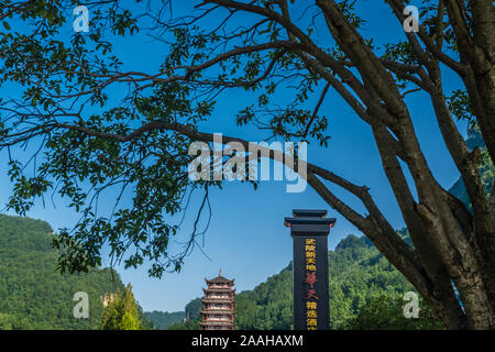 Wulingyuan, Cina - Agosto 2019 : stile cinese tradizionale torre di legno pagoda in piedi all'ingresso Wulingyuan al Zhangjiajie national park, Foto Stock