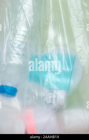Sacchetto di plastica riempito di rifiuti domestici isolati su sfondo bianco. Foto Stock
