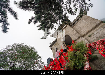 Huashan, Cina - Agosto 2019 : Turisti salendo fino a uno dei molti templi buddisti su un sentiero a nord e a ovest il picco sulla montagna Huashan, Xian, Foto Stock