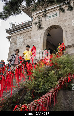 Huashan, Cina - Agosto 2019 : Turisti salendo fino a uno dei molti templi buddisti su un sentiero a nord e a ovest il picco sulla montagna Huashan, Xian, Foto Stock