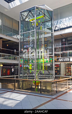 Wasseruhr ' Uhr der fließenden Zeit im' Europacenter, Berlino, Deutschland Foto Stock