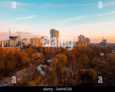 Foto aerea del paesaggio urbano lo sviluppo e la skyline del centro di Londra, Ontario, Canada al tramonto nel tardo autunno, novembre 2019. Mostra la crescente Foto Stock