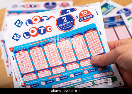 Parigi, Francia - 21 Novembre 2019 : Primo piano francese di griglie di lotto ,La Francaise des Jeux in mano di una persona Foto Stock