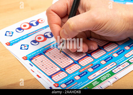 Parigi, Francia - 21 Novembre 2019 : Primo piano della aperson riempimento di un lotto grid , dalla società FDJ (La Francaise des Jeux) Foto Stock