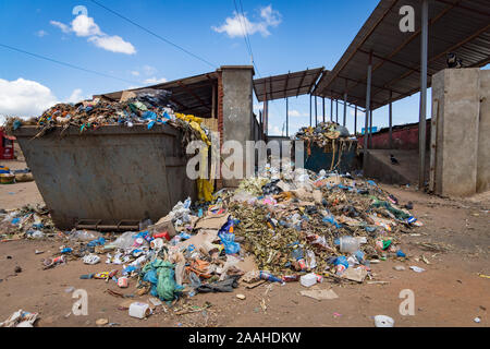 La raccolta dei rifiuti punto nel mercato Mzuzu, Malawi Foto Stock