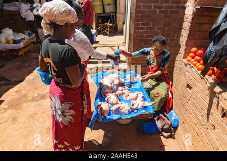 Le carni avicole (pollo) carne per la vendita nel mercato Mzuzu, Malawi Foto Stock