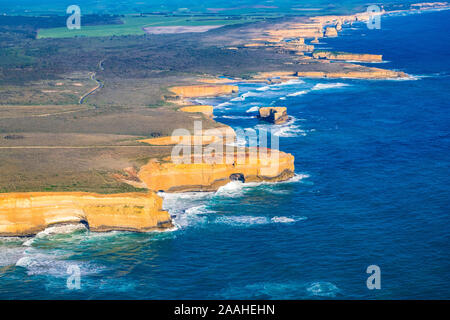 Panoramica vista aerea dei dodici apostoli costa al Parco Nazionale di Port Campbell, Victoria, Australia Foto Stock