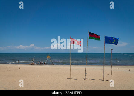 Ue e Malawi bandiere sul lago Malawi beach Foto Stock