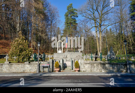 Un Monumento in Sinaia , in Romania , dedicato ai caduti gli eroi che hanno combattuto la Seconda Guerra Mondiale e anche cimitero di soldati sconosciuto. Foto Stock