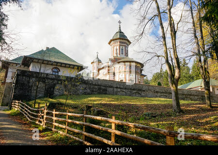 Percorso attraverso il bosco che conduce al monastero cristiano della città di Sinaia in Romania , un viaggio religioso attrazione. Foto Stock