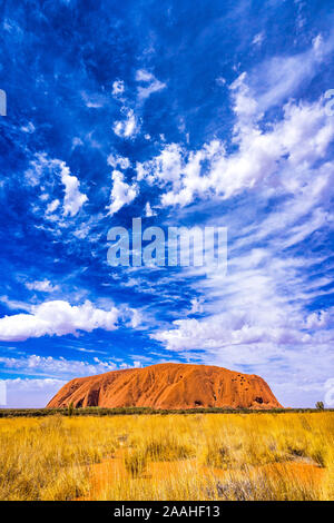 Luru, Ayers Rock, in una giornata di sole con una magica formazione di nuvole Foto Stock