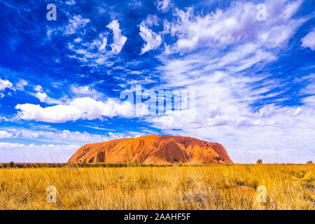 Uluru, noto anche come Ayers Rock, con splendide formazione delle nuvole sulla giornata di sole. Territorio del Nord, l'Australia Foto Stock