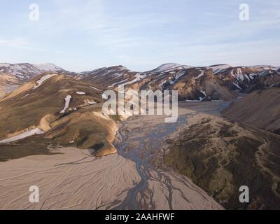 Vista aerea, paesaggio vulcanico nelle highlands, montagne con River Valley, Landmannalaugar, Islanda Foto Stock