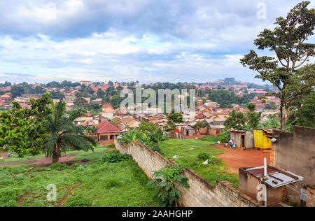 Affollato il terzo mondo e basso edificio bidonville edifici della comunità nella periferia di Kampala, Regione centrale, Uganda con ferro corrugato baracche di tetto e case Foto Stock