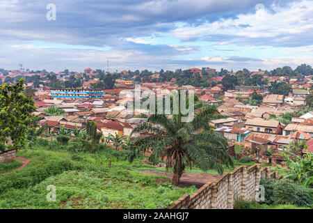 Affollato il terzo mondo e basso edificio bidonville edifici della comunità nella periferia di Kampala, Regione centrale, Uganda con ferro corrugato baracche di tetto e case Foto Stock