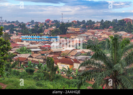 Affollato il terzo mondo e basso edificio bidonville edifici della comunità nella periferia di Kampala, Regione centrale, Uganda con ferro corrugato baracche di tetto e case Foto Stock