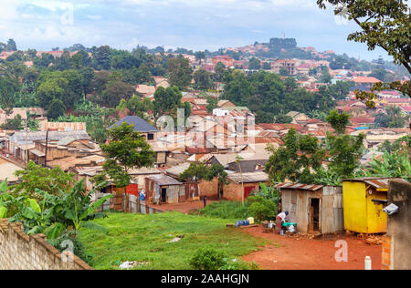 Affollato il terzo mondo e basso edificio bidonville edifici della comunità nella periferia di Kampala, Regione centrale, Uganda con ferro corrugato baracche di tetto e case Foto Stock