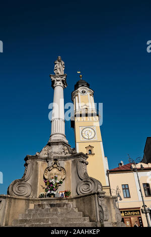 Banska Bystrica, Slovacchia - 27 Ottobre 2019: piazza principale della Rivolta Nazionale Slovacca sulla giornata di sole. Vista sulla colonna mariana e la città di clock tower su hist Foto Stock
